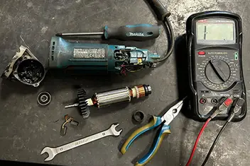Jak wymienić wirnik w szlifierce Makita GA5030